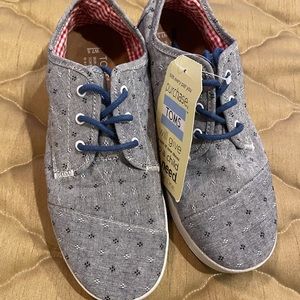 Toms Chambray flower sneakers Sz 7.5